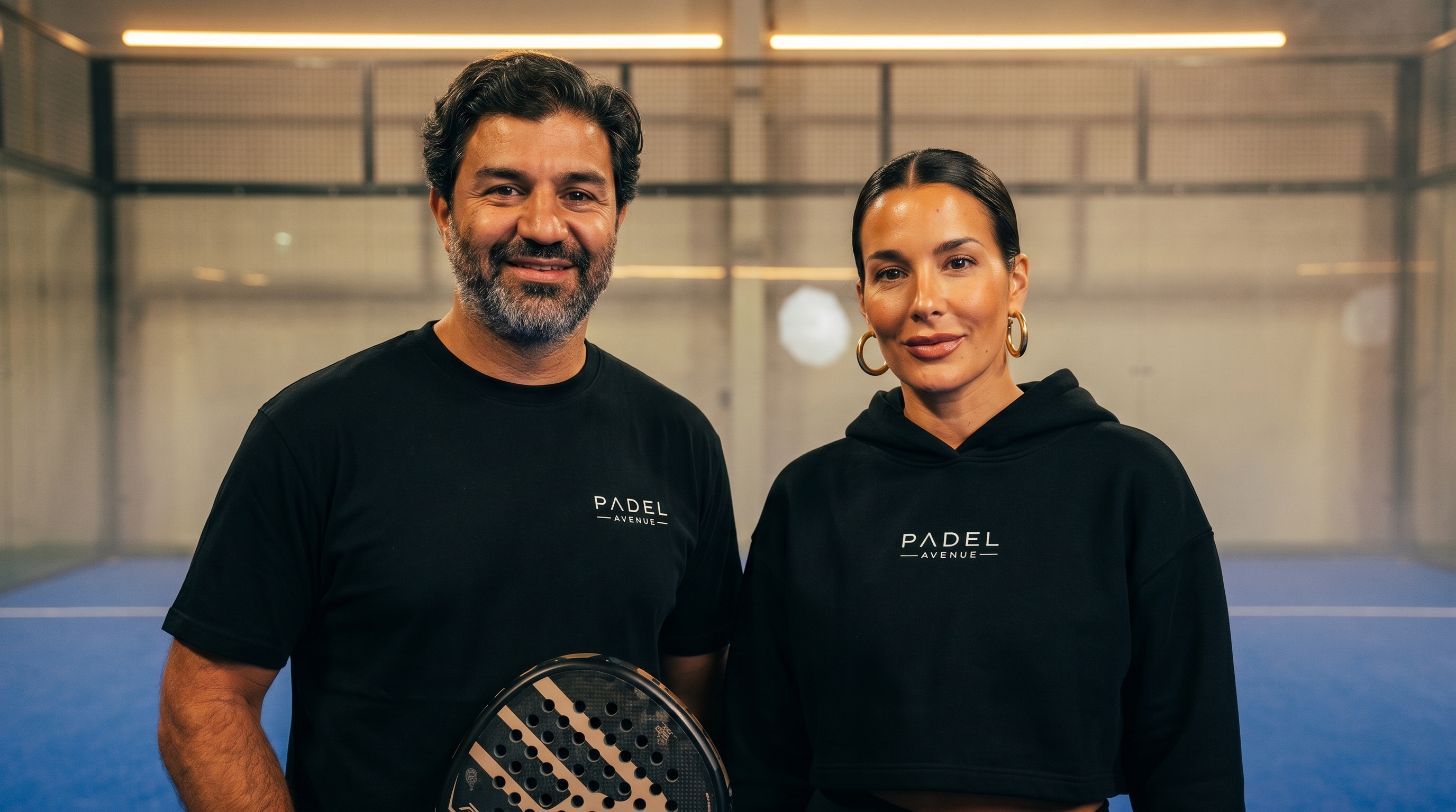 Drei Models in Padel Avenue Merchandise — Hoodie, Cap, Bottle